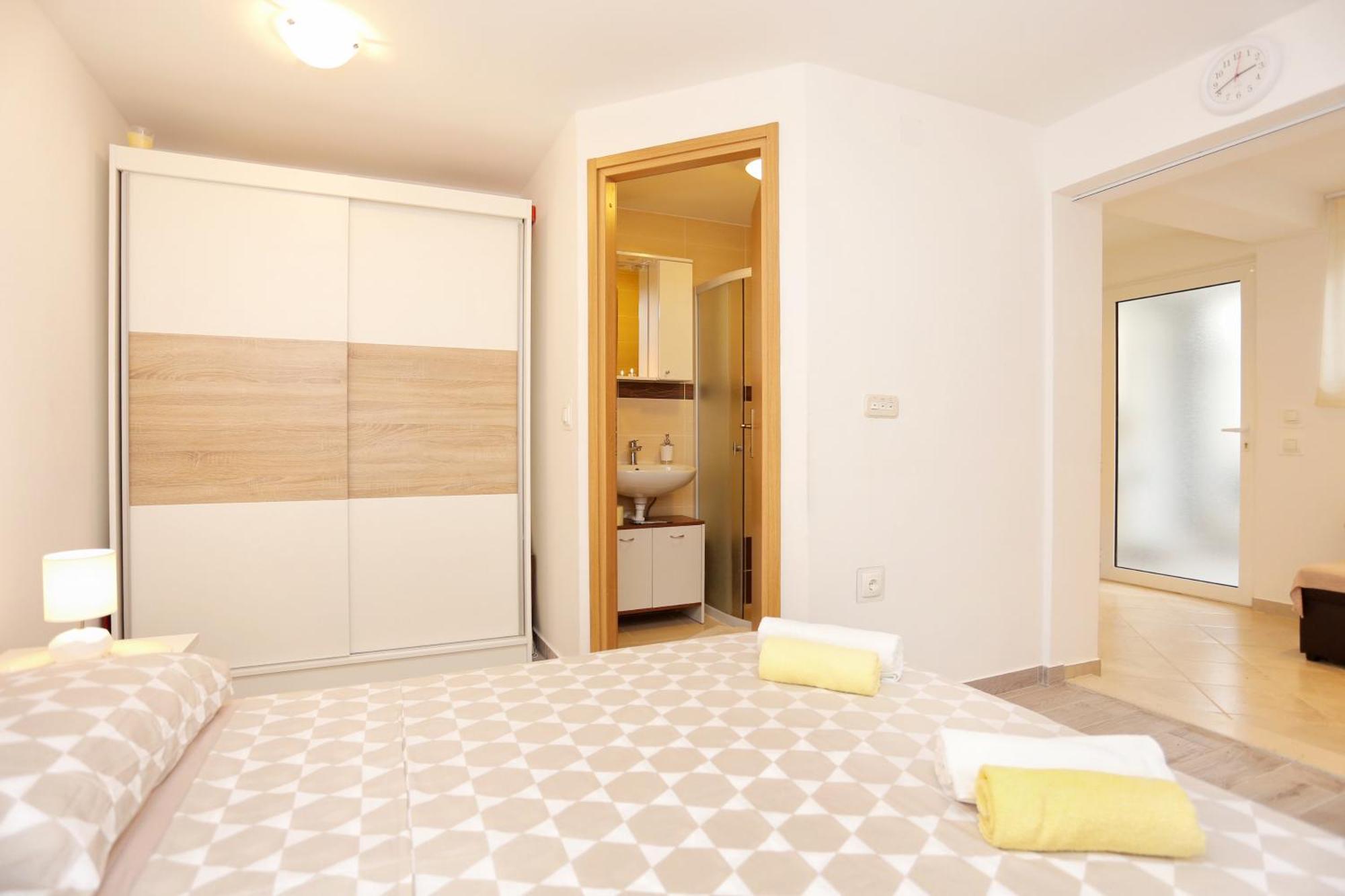 Apartments By The Sea Kastel Kambelovac, Kastela - 8679 Pokoj fotografie